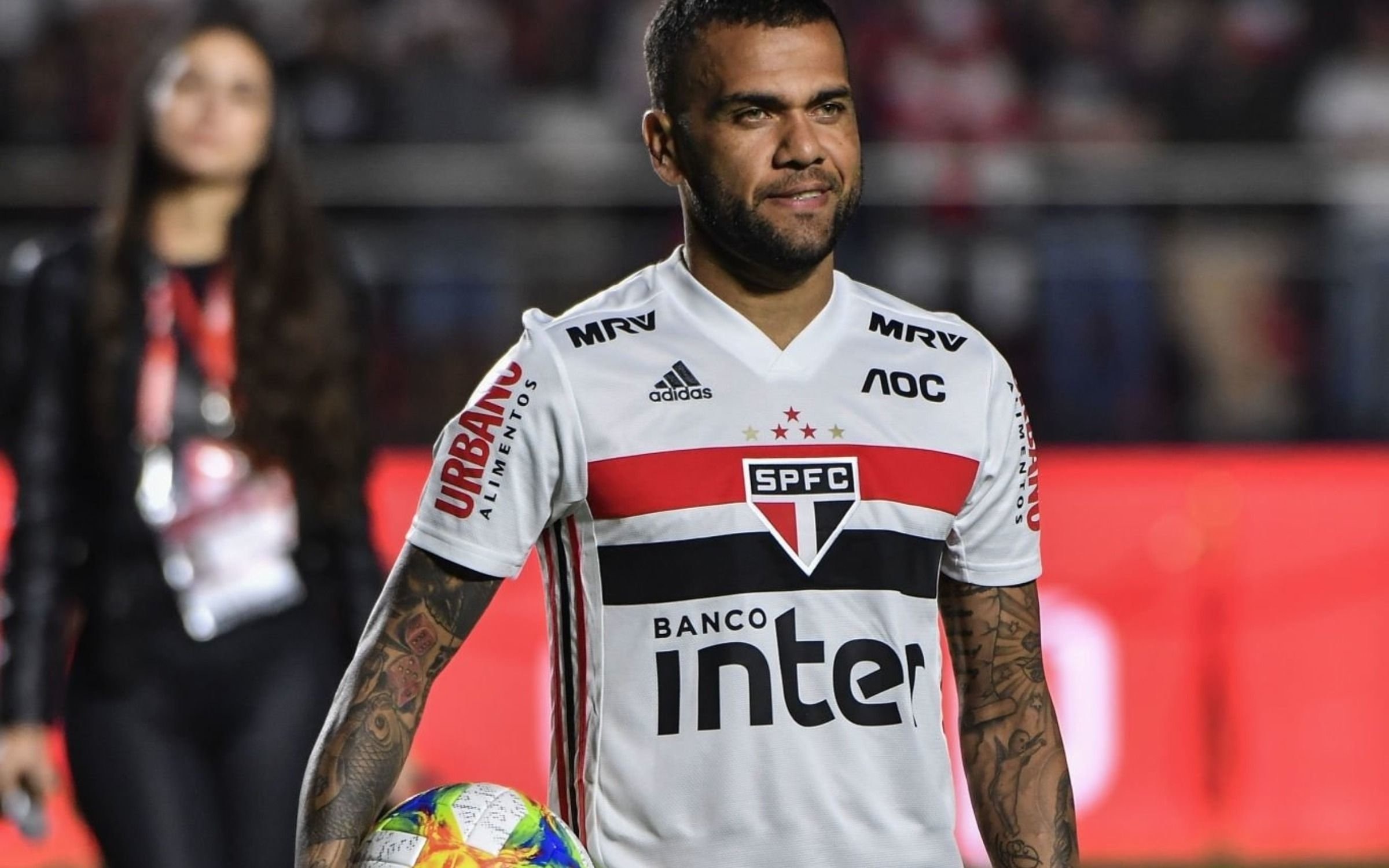 Dani Alves explotó contra la directiva del São Paulo
