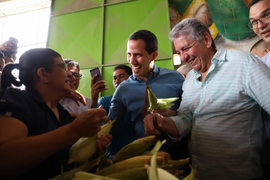 Así recibieron a Juan Guaidó en el mercado La Unión de Barquisimeto - El Nacional