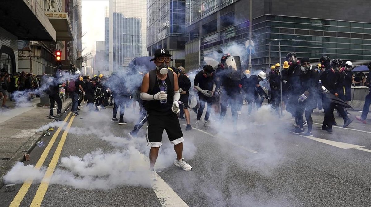 Policía de Hong Kong amenaza con usar munición real contra manifestantes