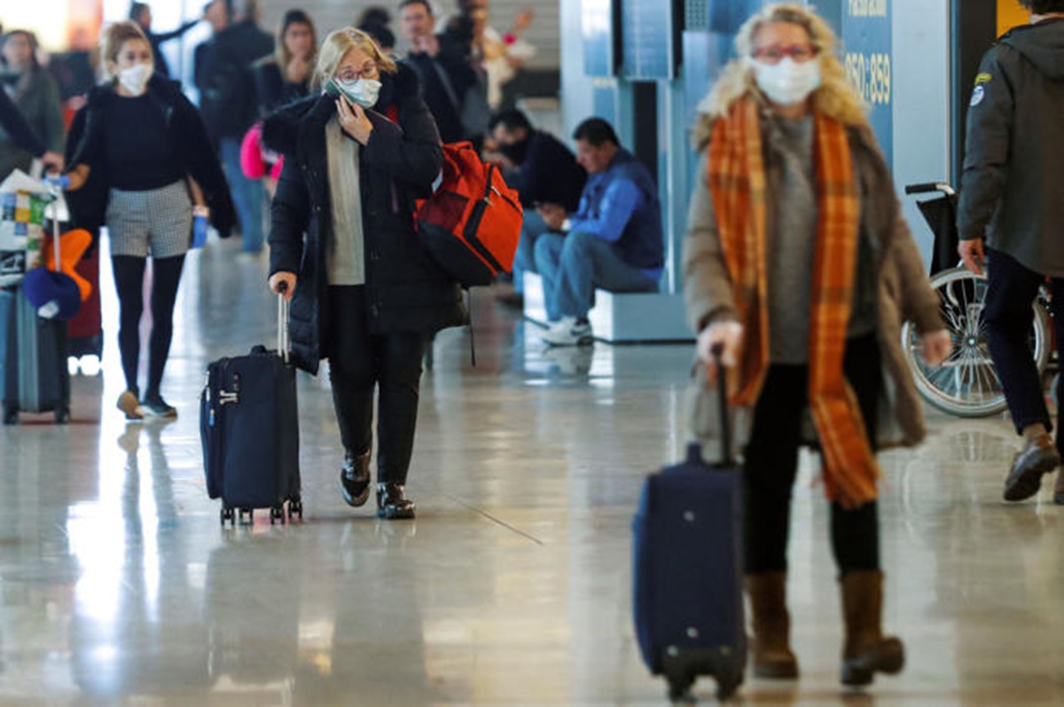 VIDEOS] Nervios en el aeropuerto de Madrid por las restricciones ...